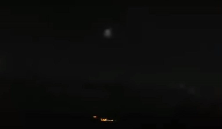 Iznad Dalmacije snimljeno čudno svjetlo, kao da je NLO. Evo o čemu se radi